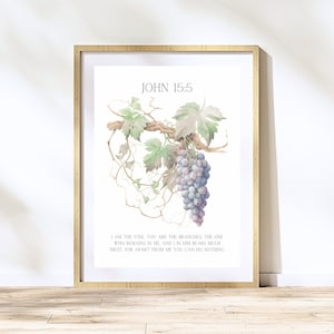 Könnte beinhalten: Eine Aquarell-Illustration eines Weinstocks mit einer Traube violetter Trauben. Das Bild enthält den Text "JOHANNES 15:5" und den Vers "Ich bin der Weinstock, ihr seid die Reben. Wer in mir bleibt, und ich in ihm, der bringt viel Frucht hervor; denn ohne mich könnt ihr nichts tun."