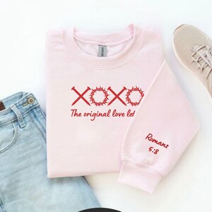 XOXO The Original Love Letters Moletom bordado com gola redonda e design de manga (letras vermelhas)