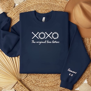 XOXO Las Cartas de Amor Originales Bordadas con Diseño de Manga Religiosa Pascua Cuello Redondo Cristiano Día de San Valentín Top Escritura Romanos 5:8