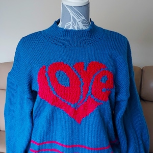 Suéter azul tejido a mano para dama con la palabra "Love" (adecuado para tallas de 34 a 38 pulgadas)