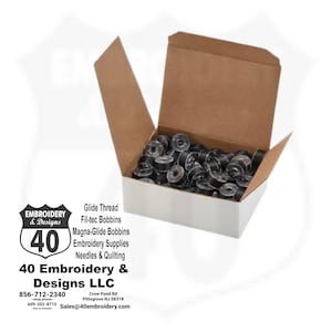 Puede incluir: Una caja blanca llena de carretes negros. La caja tiene una etiqueta que dice "40 Embroidery & Designs LLC" con información de contacto y una lista de productos: Hilo Glide, Carretes Fil-tec, Carretes Magna-Glide, Suministros de bordado, Agujas y Acolchado.