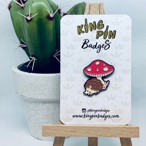 IGEL Emaille Pin Abzeichen | Igel und Fliegenpilz Pin | Soft Enamel Pin | Waldnatur Geschenke | Letterbox Geschenk | Mix & Match 3FÜR2