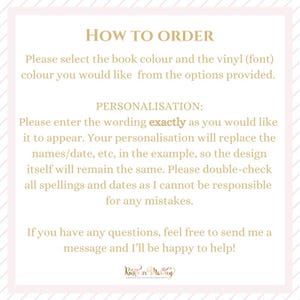 Peut inclure: Instructions pour commander un livre personnalis&eacute;. Le texte explique comment choisir la couleur du livre et le vinyle (police) de la couleur, et comment saisir le libell&eacute; exactement comme vous le souhaitez. Le texte indique &eacute;galement que la personnalisation remplacera les noms/dates, etc., dans l'exemple, de sorte que la conception elle-m&ecirc;me restera la m&ecirc;me. Il souligne &eacute;galement l'importance de v&eacute;rifier deux fois toutes les orthographes et les dates, car le vendeur ne peut &ecirc;tre tenu responsable des erreurs.