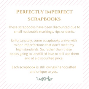 Peut inclure: Texte sur un fond ray&eacute; rose et blanc qui dit "Perfectly Imperfect Scrapbooks". Le texte explique que ces albums ont &eacute;t&eacute; remis&eacute;s en raison de l&eacute;g&egrave;res imperfections, mais qu'ils sont toujours fabriqu&eacute;s &agrave; la main avec amour et uniques.