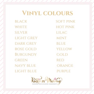 Peut inclure: Une liste de couleurs de vinyle pour des projets d'artisanat. Les couleurs comprennent le noir, le blanc, l'argent, le gris clair, le gris fonc&eacute;, l'or rose, le bordeaux, le vert, le bleu marine, le bleu clair, le rose p&acirc;le, le rose vif, le lilas, la menthe, le bleu, le jaune, l'or, le rouge, l'orange et le violet.