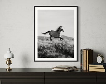 Svartvit väggkonst för häst, fotografi av vilda västern, inramat foto av löpande mustang, västerländsk heminredning, fotografigåva för cowboy