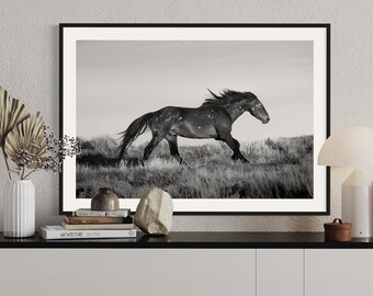 Sztuka ścienna Running Horse, Fotografia dzikich koni, Czarno-biały wydruk, Dekoracja domu kowbojskiego, Oprawione zdjęcie w stylu western, Dzieła sztuki jeździeckiej