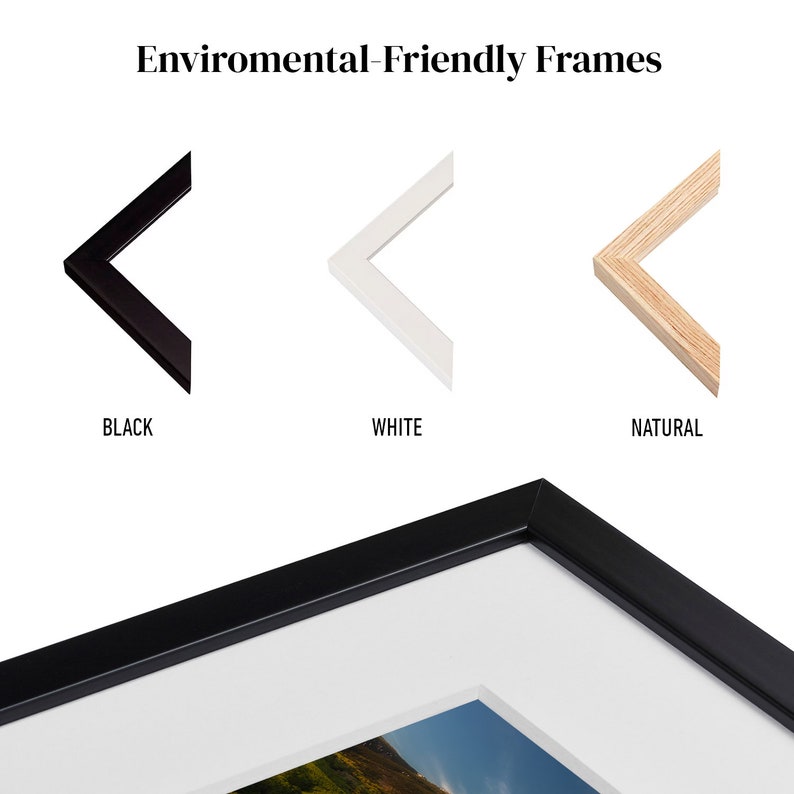 Może przedstawiać: Czarna, biała i naturalna drewniana ramka do zdjęć z tekstem "Environmental-Friendly Frames". Ramka jest pokazana z krajobrazowym zdjęciem w środku.