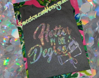 Camiseta de graduación "Hotter by One Degree" con purpurina holográfica, unisex