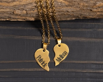 Può includere: Due collane d'oro con ciondoli a forma di cuore. I ciondoli sono incisi con i nomi "Patrick" e "Melissa".
