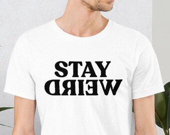 Bleiben Sie seltsames T-Shirt, bleiben Sie seltsames Frauen-Shirt & Männer, Weirdo-Shirt, Introvert-Shirt, bleiben Sie unterschiedlich bleiben Sie seltsam, unbeholfenes T-Shirt, seltsam