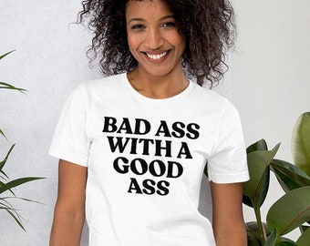 In bad met een t-shirt
