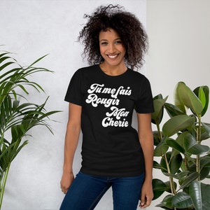 May include: A black t-shirt with white text that reads "Tu me fais rougir Mon Cherie" in a retro font.