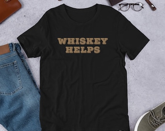 Könnte beinhalten: Schwarzes T-Shirt mit dem Text "WHISKEY HELPS" in braunen Buchstaben.