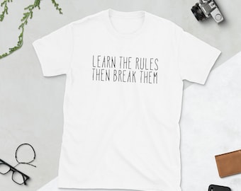Camiseta "Você Precisa Conhecer as Regras para Quebrá-las", Camiseta "Quebrador de Regras", Camiseta "Rebelde", Camiseta "Rebelde", Camisetas de Rebeldia, Camisetas de Tumulto, Camisetas com Frases