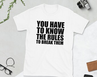 Camiseta "Você Precisa Conhecer as Regras para Quebrá-las", Camiseta "Quebrador de Regras", Camiseta "Rebelde", Camiseta "Rebelde", Camisetas de Rebeldia, Camisetas de Tumulto, Camisetas com Frases
