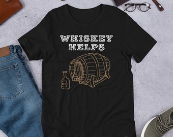 Könnte beinhalten: Schwarzes T-Shirt mit dem Text "WHISKEY HELPS" in weißen Buchstaben. Unter dem Text befindet sich eine braune Umrandung eines Fasses und einer Flasche Whisky.