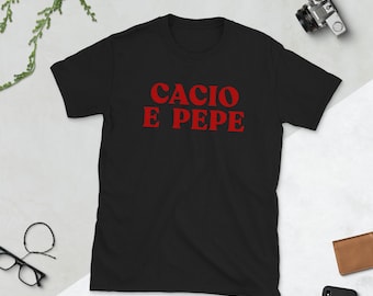 Könnte beinhalten: Schwarzes T-Shirt mit dem Text "Cacio e Pepe" in Rot.