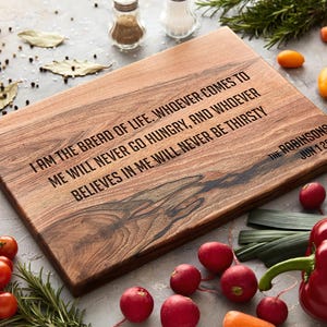 Tagliere cristiano – Tagliere personalizzato per salumi e formaggi, con versetto biblico inciso.