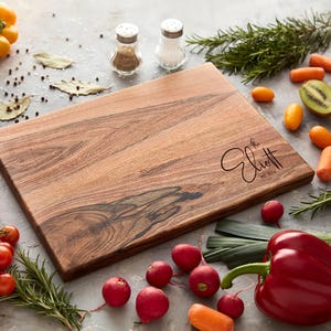 Tagliere personalizzato, regalo di anniversario per la famiglia, tagliere in noce, regalo di nozze per gli sposi novelli, regalo di addio al nubilato per la coppia