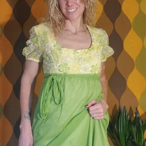 Free Shipping Vintage Green and Yellow Flower Power Daisy Dress Embroidered Bust Empire Short Sleeved Medium 4 6