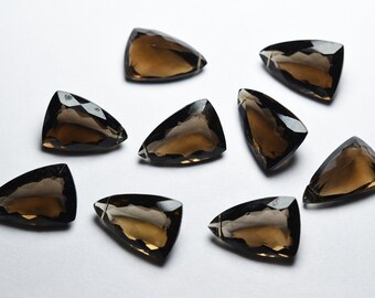 Par de 2 piedras a juego, cuarzo ahumado, perforadas lateralmente, talladas en forma de pirámide facetada, tamaño 20 x 13 mm