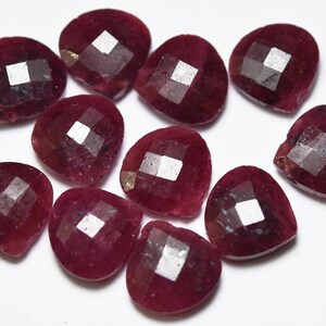Puede incluir: Diez piedras preciosas de rubí facetadas en forma de corazón con un acabado plateado.