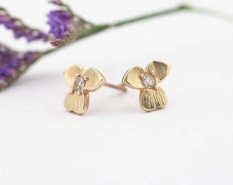 Pendiente de flor de oro de 9 ct Pansy, pendientes de flor engastados de diamantes, joyas de bosques, boda temática de la naturaleza