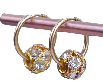 Paire d'anneaux mini créoles huggies 25 mm avec une perle ornée de strass en acier inoxydable hypoallergénique doré à l'or fin
