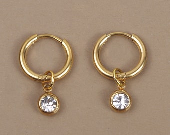 Paire d'anneaux mini créoles huggie 2,4 cm avec pampille strass en acier inoxydable hypoallergénique doré à l'or fin
