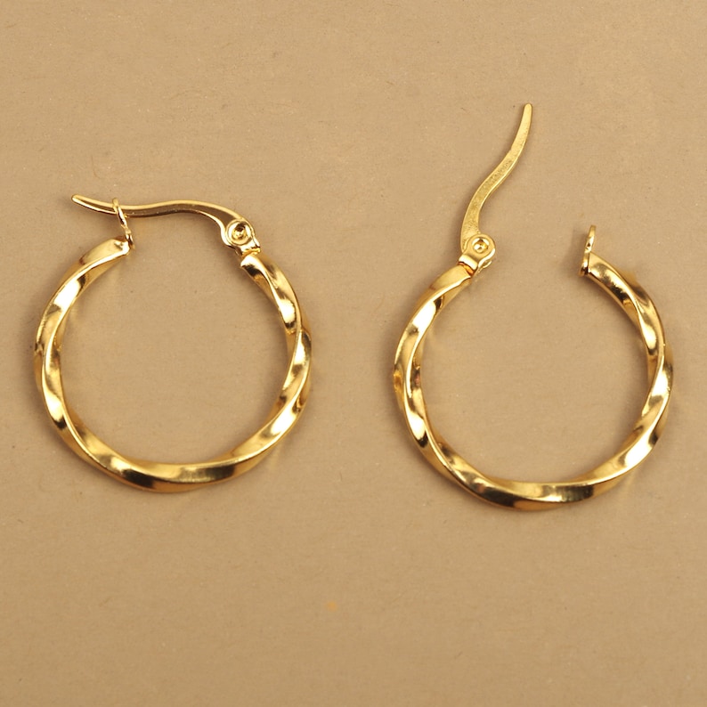 Boucles d'oreilles créoles rondes torsadées 25 mm, anneaux en acier inoxydable hypoallergénique dorées à l'or fin image 2