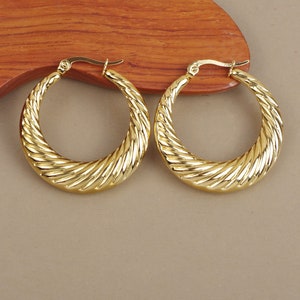 Pair of thick striated vintage style hoop earrings 35 mm in hypoallergenic stainless steel gilded with fine gold