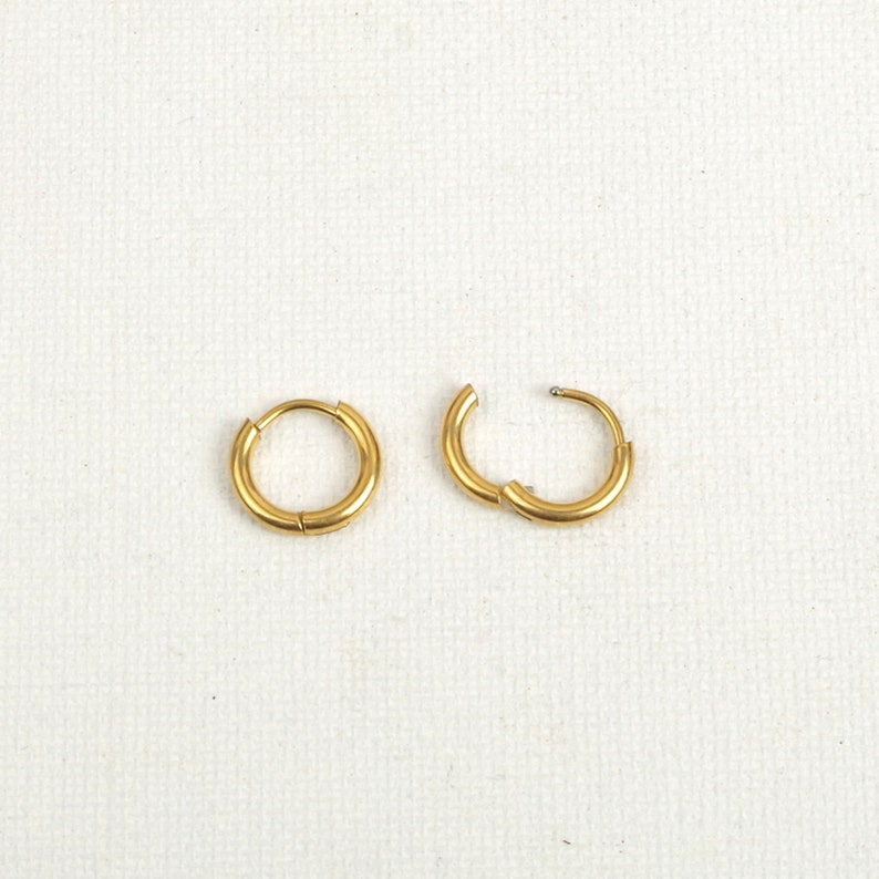 Coppia di anelli mini Huggi Hoop 12, 14, 16, 18, 20, 24 mm, spessore 2 mm, in acciaio inossidabile anallergico dorato con oro zecchino 12 mm