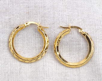 30 mm gold-colored hoop earrings in hypoallergenic stainless steel gilded with fine gold