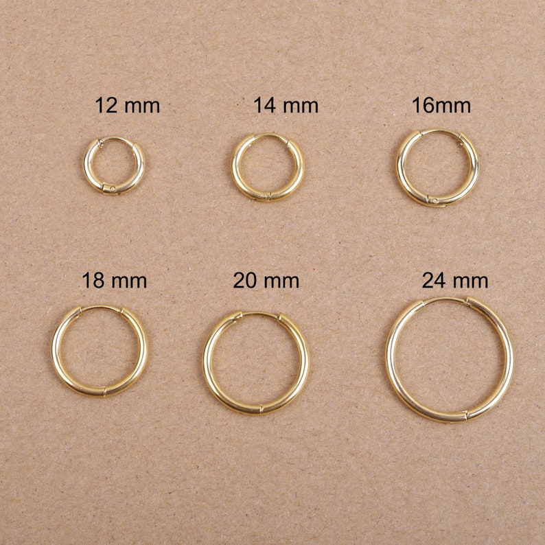 Coppia di anelli mini Huggi Hoop 12, 14, 16, 18, 20, 24 mm, spessore 2 mm, in acciaio inossidabile anallergico dorato con oro zecchino immagine 1