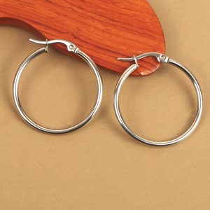 Paire de boucles d'oreilles créoles anneaux 13 mm, 20 mm, 30 mm, 40 mm, 45 mm, 55 mm argenté en acier inoxydable hypoallergénique 3,0 cm