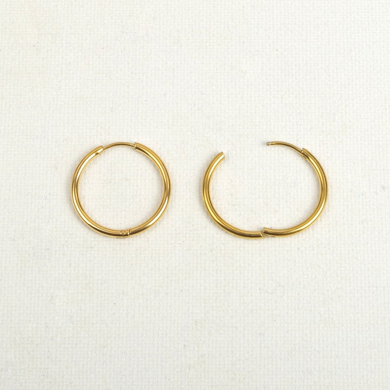 Paire d'anneaux mini créoles huggie 12, 14, 16, 18, 20, 24 mm épaisseur 2 mm, en acier inoxydable hypoallergénique doré à l'or fin 24 mm