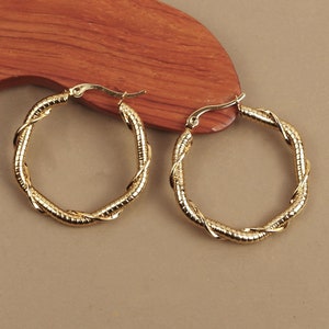 Round hoop earrings, chiselled and twisted, 35 mm, hypoallergenic stainless steel rings gilded with fine gold