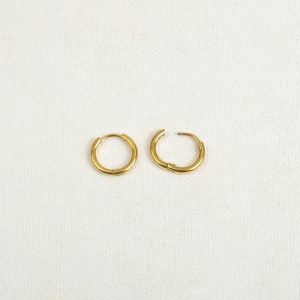 Coppia di anelli mini Huggi Hoop 12, 14, 16, 18, 20, 24 mm, spessore 2 mm, in acciaio inossidabile anallergico dorato con oro zecchino 14 mm