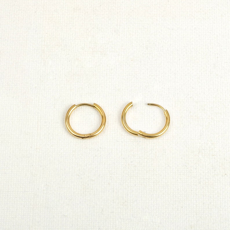 Paire d'anneaux mini créoles huggie 12, 14, 16, 18, 20, 24 mm épaisseur 2 mm, en acier inoxydable hypoallergénique doré à l'or fin 16 mm