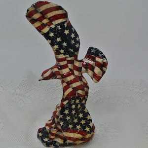 USA Patetische Weißkopfseeadler-Statue in Patchwork-Flagge ~ Feiern Sie den 250.Geburtstag der amerikanischen Freiheit