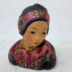 Figura antigua de yeso policromado de una niña asiática, firmada por Esther Hunt en la década de 1920, que representa un busto de mujer. "LOTUS BUD".