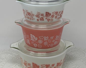 Vintage Pyrex Pink Stachelbeere Cinderella Bake Serve and Store Casserole 3er-Set mit Deckeln ~ Made in den USA