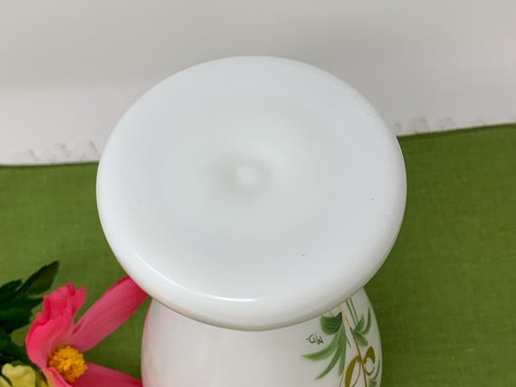 フェントンのヴィンテージ手描き花瓶。白いウランミルクガラスにフリル