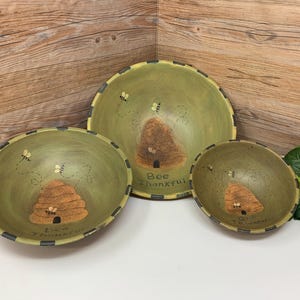 Houten kommen handgeschilderde nestschalen "Bee Thankful" volkskunst primitieve stijl set van drie (3) schattig grillig bijenkorfpatroon
