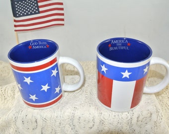 Vintage set van twee God Bless America & America The Beautiful Coffee Mugs ~ Rood Wit en Blauw