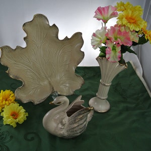 1950&#39;s California Pottery Original ~ White/Gold Speckled Accent ~ Large Maple Leaf Serving Dish ~ Swan Indoor Plater ~ Fan Style Vase ~Set 3
