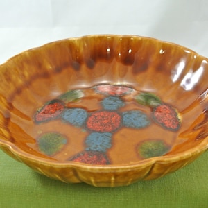 Magnifique bol de service/coupe à fruits MCM USA Pottery # 916 avec glaçage goutte à goutte et motif coloré. Modèle difficile à trouver.