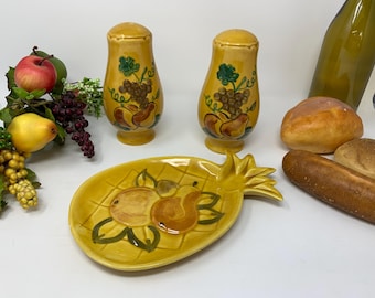 Ensemble de 2 salières et poivrières jaunes vintage Los Angeles CA USA avec repose-cuillère assorti ~ Fabriqué aux États-Unis en 1971, milieu du siècle