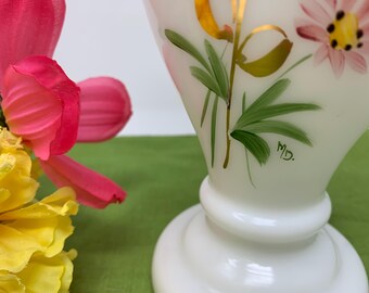 フェントンのヴィンテージ手描き花瓶。白いウランミルクガラスにフリル